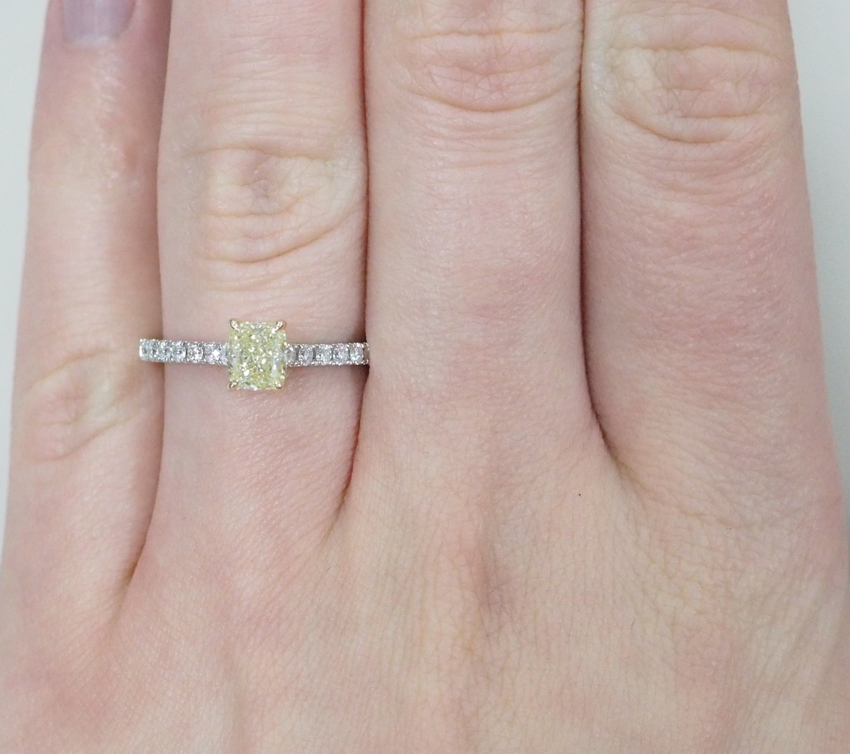 Кольцо из комбинированного золота с желтым бриллиантом